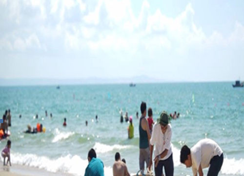 Cam Binh beach gets better improvement on environmental sanitation