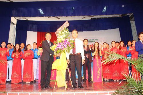 Binh Thuan Bien Xanh Music and Dance Troupe celebrated its 40th  anniversary of establishment