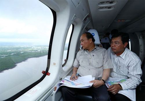 PM takes helicopter tour of climate change-hit areas in Mekong Delta