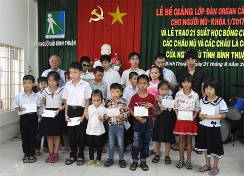 21 scholarships granted to blind students in Binh Thuan