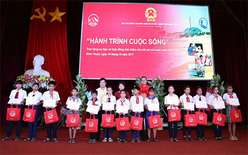 AIA Vietnam to offer VND 225 million to disadvantaged children in Binh Thuan