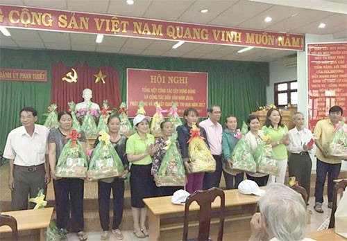 CLB Nữ Doanh nhân Bình Thuận: Trao 330 phần quà trong chương trình “ Cây mùa xuân”