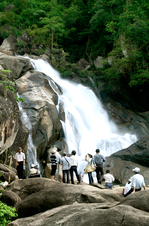 More than 15,000 visitors to Ba falls in Tanh Linh