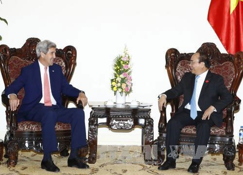 Prime Minister Nguyen Xuan Phuc hosted a reception in Hanoi on June 20 for former US Secretary of State John Kerry, asking him to convey a message to President Donald Trump that there is no confrontation about trade between Vietnam and the US.
