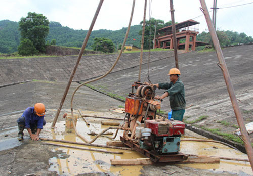 Water could be seen slowly seeping through the irrigation reservoir in the northern province of Thai Nguyen in recent days.