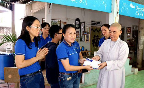 VNPT Bình Thuận: Tặng quà cho trẻ mồ côi và người neo đơn