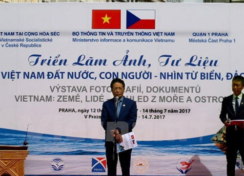 Prague exhibition introduces Vietnam’s sea, islands’ beauty