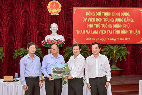 Deputy Prime Minister Trinh Dinh Dung urges Binh Thuan to review special economic policies and planning innovation