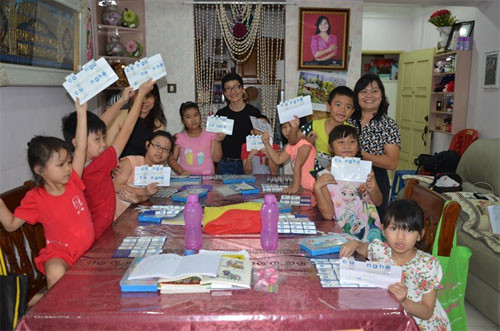 VN kids in Malaysia learn mother tongueTrần Thị Chang, president of the Vietnamese women’s club in Malaysia, was worried. More and more Vietnamese children were growing up in the country, but there was no Vietnamese class for them to learn their mother...