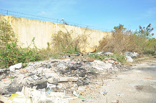 Bãi rác thải tự phát cạnh nhà máy nước