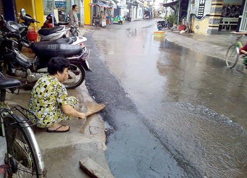 Đường Nguyễn Văn Cừ: Có mưa là hôi thối