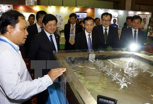 Six APEC member economies are displaying agricultural products and advanced agri-production technologies required to address food security and sustainably develop agriculture at an exhibition that opened in Can Tho city on August 21.   Besides Vietnam,...