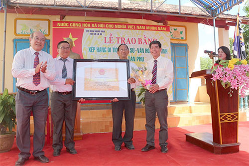 Van Tan Phu awarded certificate of province-level historical and cultural relic