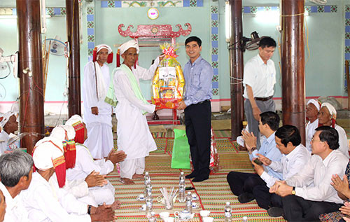 Ramuwan greetings extended to Cham Muslims in Binh Thuan