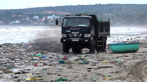 Mass exertion in an effort to clean up beaches along Ham Tien – Mui Ne