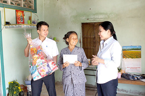 Công ty Xổ số kiến thiết Bình Thuận: Thăm và tặng quà cho 30 gia đình chính sách