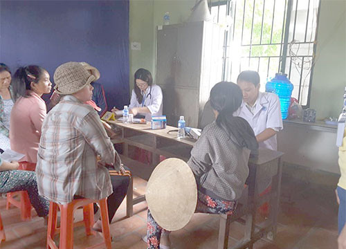 100 người nghèo thôn Ku Kê được khám, phát thuốc và hớt tóc miễn phí