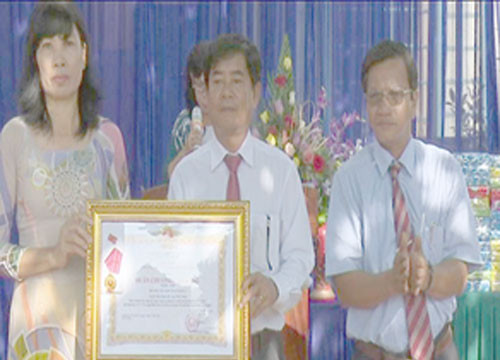 First-class labor medal awarded to Ham Thang 1 primary school