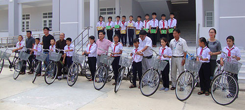 Tặng xe đạp, sách giáo khoa cho học sinh nghèo
