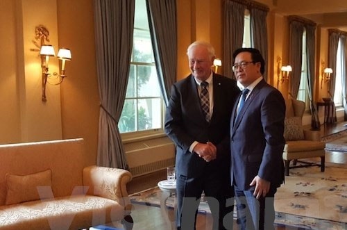 Vietnamese Party delegation visits Canada