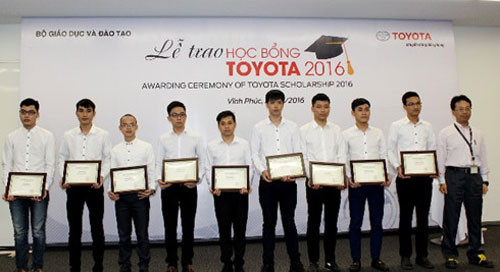 Toyota Vietnam grants scholarships to excellent students