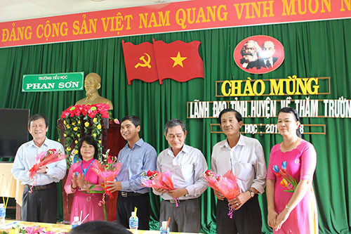 Province’s leaders paid regards to outlying schools on Vietnamese Teachers ‘Day