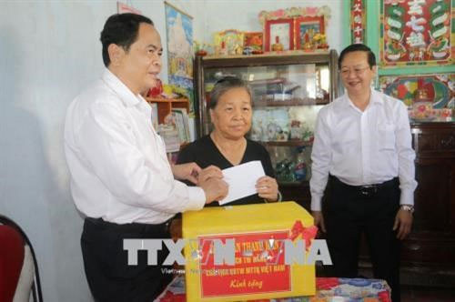 Front leader gives Tet gifts to poor households