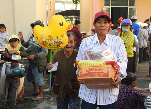 Thousands of Tet gifts offered to blind people and AO victims in Binh Thuan