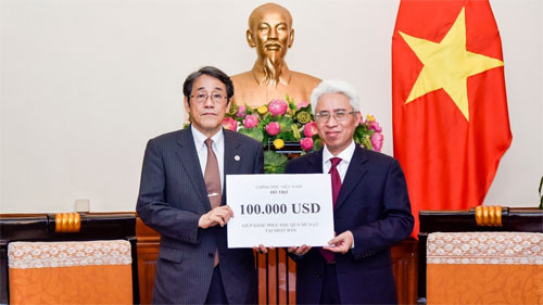Vietnam presents donation to aid Japan’s flood relief