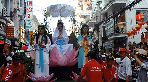 Nghinh Ong Quan Thanh festival lures crowd of tourists and onlookers