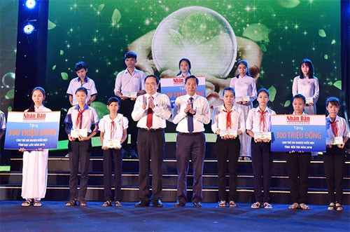 Vietnamese Seeds Fund presents scholarships to needy students in Mekong Delta region