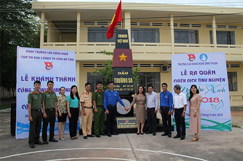 Model of Truong Sa Archipelago sovereignty pillar inaugurated in Binh Thuan vocational College