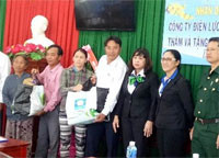 Công ty điện lực Bình Thuận tặng quà cho hộ nghèo xã Tân Phước