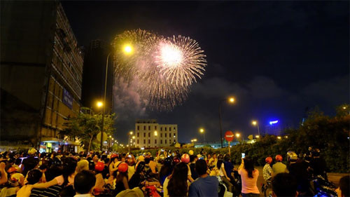Art performance and fireworks celebrate National Reunification Day