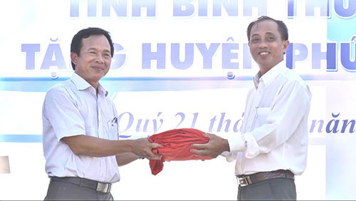 101 national flags offered to Phu Quy district