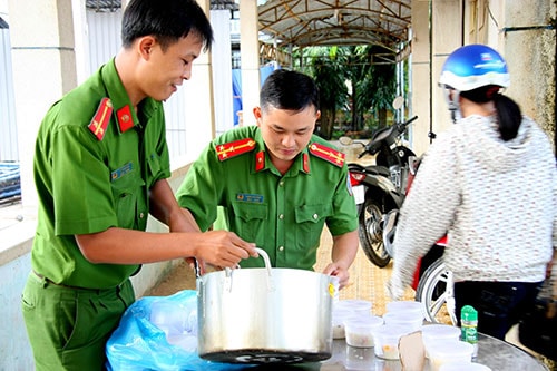 Nấu cháo phát cho bệnh nhân nghèo