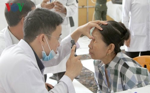 Vietnamese doctors provide free eye treatment for Cambodians