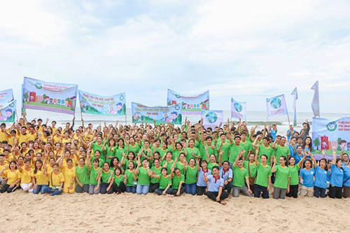 Hundreds of young people clean up Doi Duong Beach