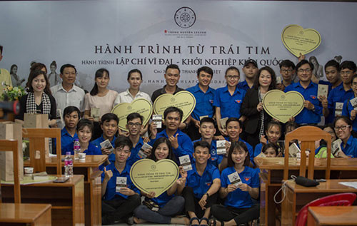 Trung Nguyen Legend Group gives 3,000 valuable books to Binh Thuan’s start-ups
