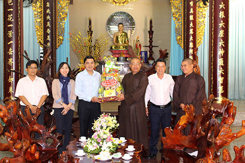 Province’s leader visited to extend Tet greetings to provincial Buddist