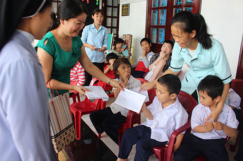 Programs to bringTet gifts to blind, disadvantaged children