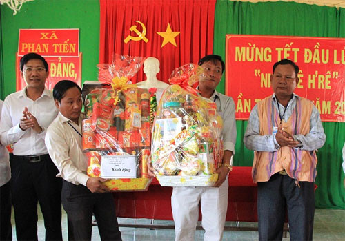 Province’s leader visited to extend greetings to people of ethnic groups on Tet Dau Lua