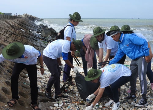 300 volunteers partook in “Let’s clean up the sea” campaign