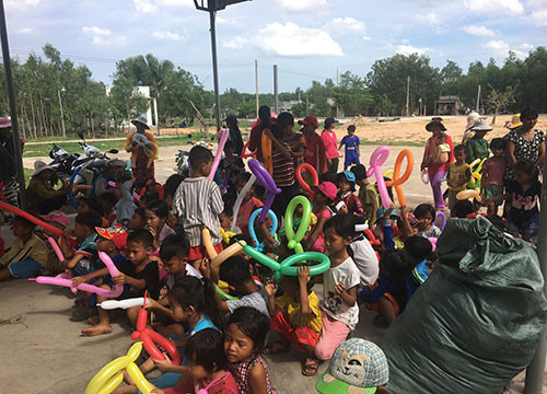 Trao quà và tổ chức vui chơi cho trẻ em nghèo thôn Suối Máu