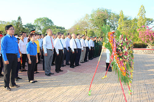 Province’s leaders paid tribute to heroic martyrs on Reunification Day