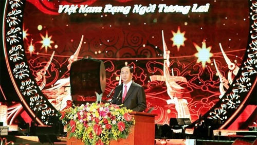Art show welcomes overseas Vietnamese returning for Tet