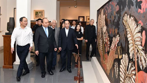 Prime Minister Nguyen Xuan Phuc visits national arts museum