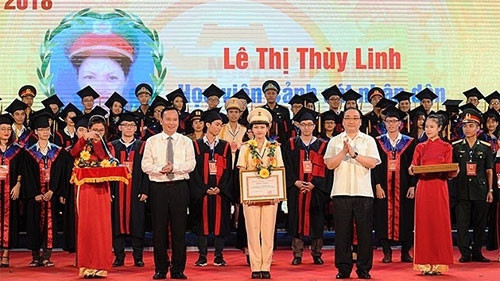 Outstanding university graduates honoured