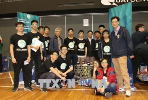 Vietnamese students show creativity in making robots