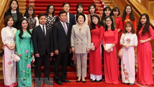RoK First Lady meets Vietnamese students